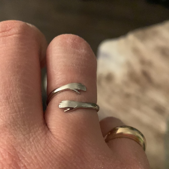 ✨FREE with Purchase✨ Adjustable Hugging Ring - Picture 3 of 4